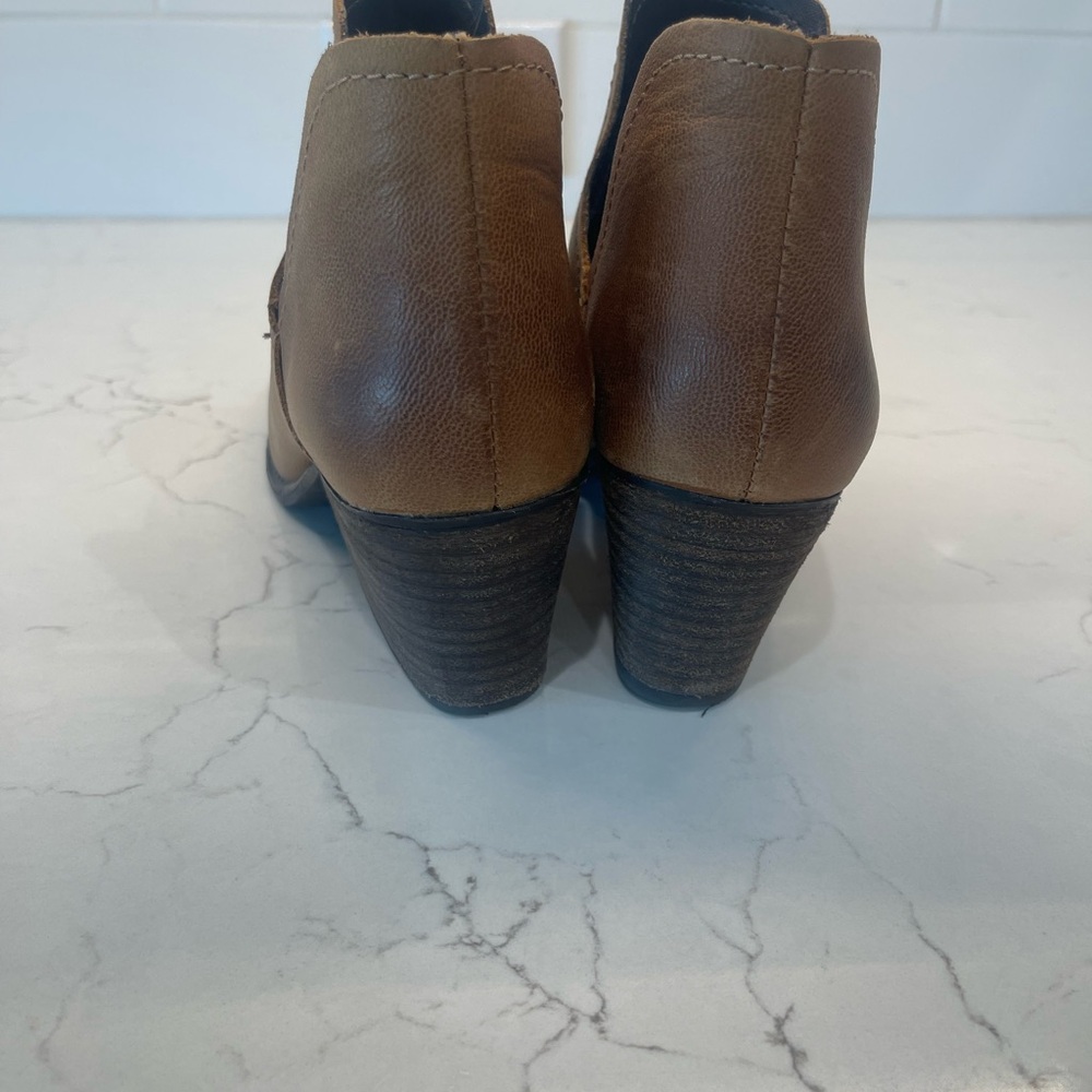 Steve Madden Brown Ankle Booties with V-Cut Design - Picture 6 of 7